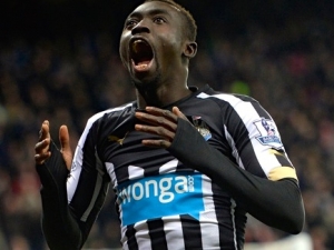 Newcastle přišel na tři zápasy o potrestaného Cissého 