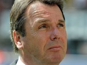 Šéf Frankfurtu kritizuje bohaté kluby za přestupovou politiku. Co na to říká sportovní ředitel Bayernu Mnichov? 