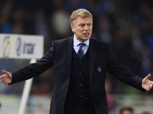 Nešťastný Moyesův večer: Real Sociedad vypadl z poháru a sám byl vyloučen. Chipsy od fanoušků ale přišly vhod