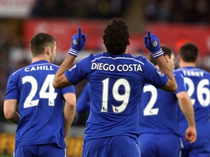 Chelsea rozstřílela Swansea 5:0, o výhře United rozhodli až náhradníci, Liverpool potvrdil vzestup dalším vítězstvím