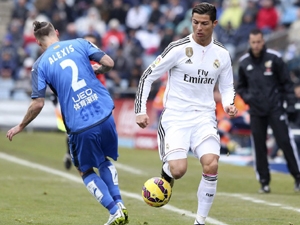 Real Madrid vyhrál v Getafe 3:0, Barcelona dala při výhře v La Coruñi ještě o jeden gól víc