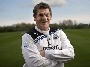 Dočasný trenér Carver povede fotbalisty Newcastlu do konce sezony