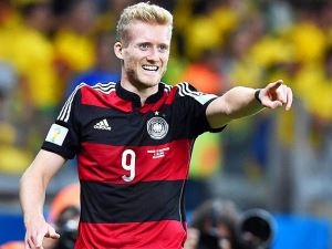 Schürrle jde definitivně do Wolfsburgu, Kadlec zůstává ve Frankfurtu. Kdo ještě změnil na poslední chvíli dres?