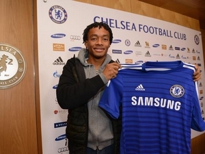Cuadrado přestoupil z Fiorentiny do Chelsea, kde nahradí Schürrleho