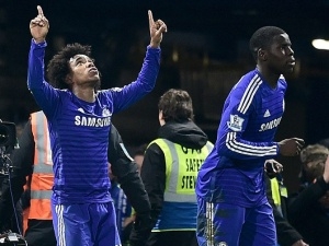 Chelsea s fantastickým Čechem přemohla Everton. V závěru rozhodl Willian. Střídající Smalling hrdinou United