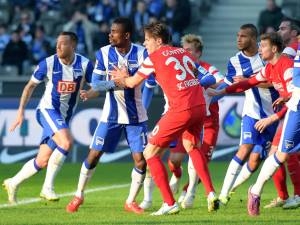 Hertha neproměňovala šance a pustila Freiburgu v záchranářském zápase všechny body. Paderborn vyhrál poprvé od začátku listopadu