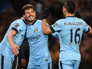 Chelsea ztratila dva body s Burnley, Citizens rozdrtili 5:0 Newcastle, Swansea i podruhé v sezóně porazila Manchester United