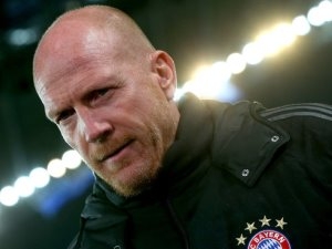 Bayern kraloval, sportovní ředitel Sammer se ale zlobí: Paderborn neměl dostat červenou kartu!