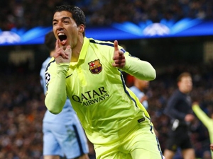 Barceloně přiblížil čtvrtfinále dvěma góly Luis Suárez, Citizens ani tentokrát nedohráli kompletní