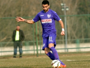 Na srbského fotbalistu mířili chuligáni v šatně pistolí