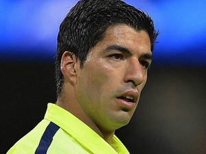 Luis Suárez si v Granadě koledoval o vyloučení. Za úder do tváře dostal jen žlutou