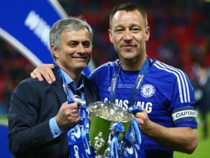 José Mourinho chválí své hráče za finále, rozlítil jej jeho asistent a teď už se upíná na bitvu o titul