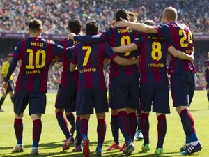 Barcelona smetla i díky hattricku Messiho Rayo a po čtyřech měsících se vrací do čela Primera División