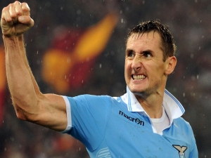 Klose posunul Lazio na třetí pozici, Juventus zachránil Pogba až v poslední desetiminutovce
