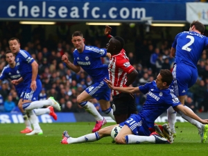 Chelsea remízou se Southamptonem zvyšuje své vedení v tabulce, Burnley šokovalo výhrou nad City, United knokautovali Tottenham