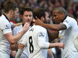 Mata dvěma góly rozhodl šlágr kola na Anfield Road, Gerrard byl vyloučen po 48 vteřinách na hřišti