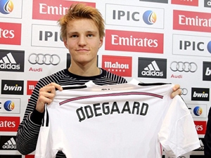 Je mu 16. Přestoupil do Realu...A z Ödegaarda už je pěkná primadona
