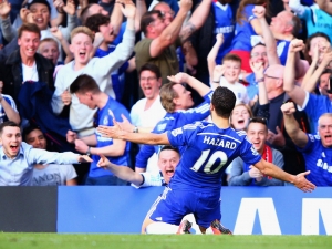 Hazard rozhodl šlágr proti Manchesteru United, Chelsea stačí k titulu dvě výhry. City porazilo West Ham a zůstává čtvrté