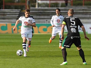 Zbrojovka zdolala Boleslav gólem z penalty, Hradec okopíroval včerejší kolaps jiného sestupem ohroženého týmu
