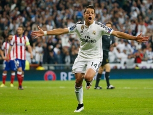 Madridské derby rozhodl jediným gólem Hernandez, po bezbrankové remíze postupuje také Juventus