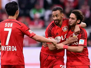 Leverkusen se po výhře nad mistrovským Bayernem posunul na třetí místo, Stuttgart ztratil nadějné vedení na Schalke