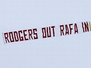 Rodgers ven, Rafa sem. Fanoušci Liverpoolu vyzvali manažera k odchodu letadlem s transparentem