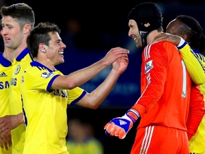 Čech místo oslav s Chelsea odletěl do Prahy 