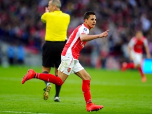 Sánchez řídil další výhru Arsenalu, který má na třetím místě pětibodový náskok před United