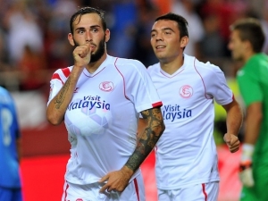 Sevilla napodobila Barcelonu, Neapol přišla o výhru gólem z ofsajdu