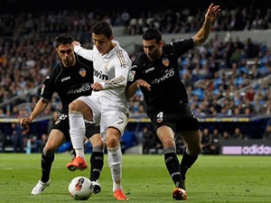 Real hraje s Valencií, kterou už víc jak čtyři roky doma v lize neporazil. Barcelona přivítá Real Sociedad