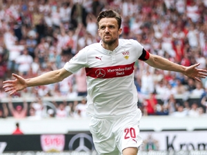 Hannover vyhrál po 16 zápasech a opouští sestupovou bažinu, Stuttgart do ni stáhl Hamburk a už není poslední