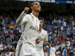 Valencia otočila zápas v Almeríi a jde do LM, sestupují Almería s Eibarem. Ronaldo si hattrickem pojistil střeleckou korunu