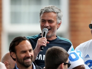José Mourinho si dělá srandu ze svých soupeřů. Vymyslel o nich příběh, proč neuspěli v Premier League