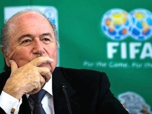 Skandálem zmítaná FIFA bude dnes volit předsedu