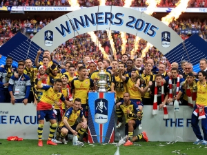 Arsenal ve finále rozdrtil Aston Villu 4:0 a obhájil FA Cup