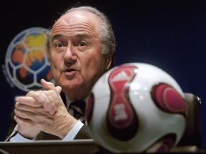 Světová média oslavila Blatterovu rezignaci, Rusko je v napětí