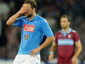 Higuaín prodloužit nechce, vedení Neapole kritizuje italské média