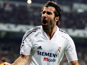 Barcelona požádala UEFA, aby za ní v exhibici legend nehrál Figo 
