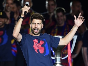 Barcelonské oslavy: Piqué si rýpnul do Ronaldových narozenin, Neymar zase žadonil po fanoušcích hamburgera