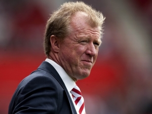 Newcastle odvolal trenéra Carvera, přijít by měl McClaren