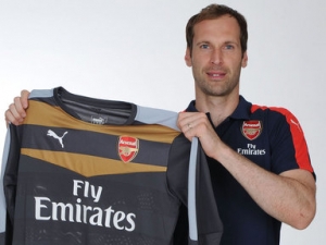 Letní přestupové plány Arsenalu: Čech, Vidal a Benzema. Odejde Wilshere, nebo Cazorla?