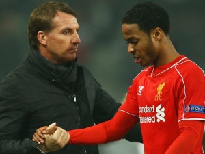 Sterling údajně nechce hrát pod Rodgersem. Carragher: Riskuje svou pověst