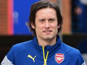 Rosický léčí koleno a nebude hrát s Arsenalem v Singapuru