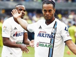 Ronaldinho při debutu za Fluminense nahrál na vítězný gól