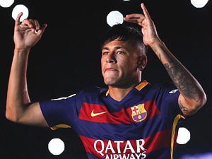 Přestup Neymara do Manchesteru jsou pouhé spekulace, tvrdí jeho agent