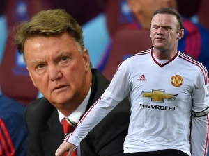 Louis van Gaal brání Rooneyho: Kritiku nechápu, svým hráčům věřím