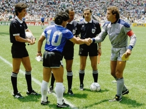 Maradona se setkal s rozhodčím, který uznal jeho 