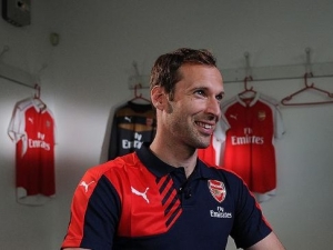 Čech bude velkou oporou Arsenalu, tvrdí Mertesacker