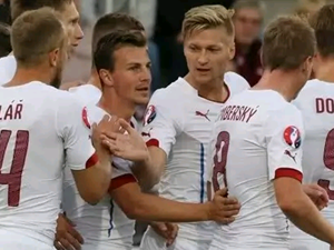 Češi zvítězili v Lotyšsku 1:2 a mohou slavit postup na EURO 2016