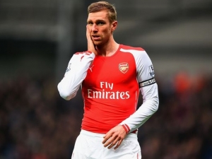 Mertesacker měl v Londýně drobnou autonehodu, vyvázl bez újmy